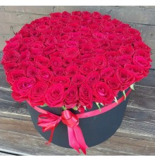 Красные розы Ред Наоми в стильной черной коробке 